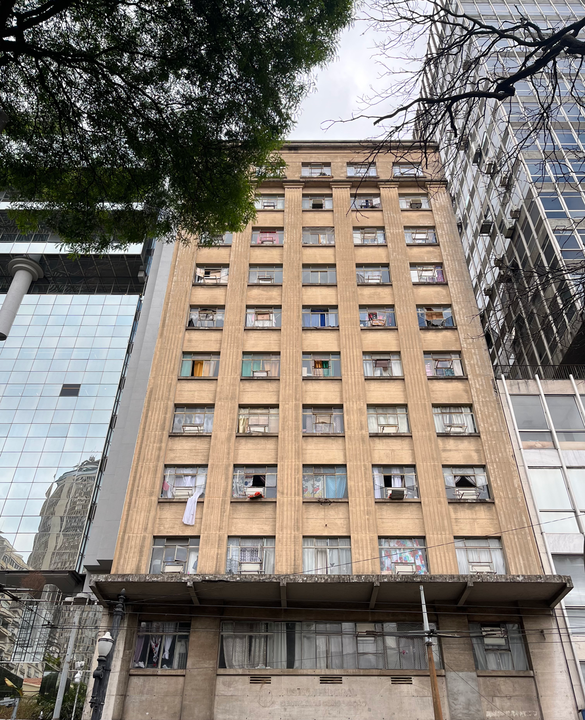 Decrepit-looking housing complex in Sao Paolo, Brazil, where the outside is dingy and windows are broken.