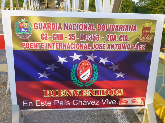 Image of a sign at the Colombian side of the border between Arauca, Colombia and Apure, Venezuela