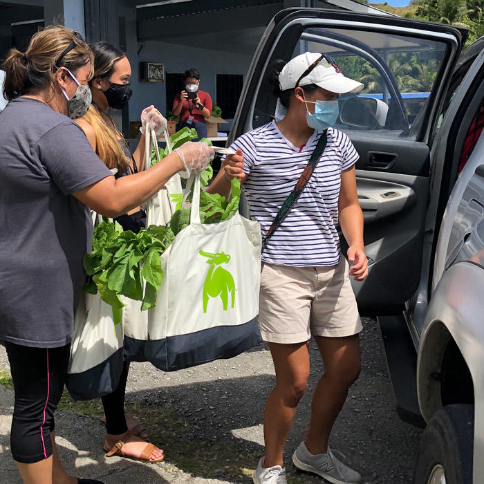 Image of GSC volunteers distributing vegetables from a car