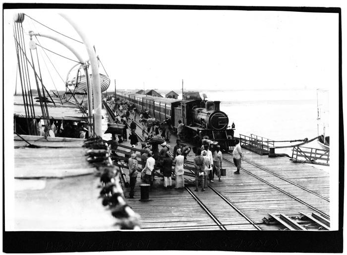 Image of passengers boarding a ferry from Dhanushkodi in India for Talaimannar in colonial Ceylon