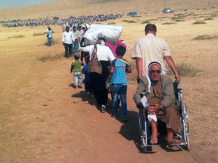 Image of Syrian Kurdish refugees traveling